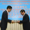 Ông Lim Jae-hoon trao chứng nhận và Huân chương Văn hóa Bogwan cho ông Nguyễn Thành Phong. (Ảnh: Thanh Vũ/TTXVN)