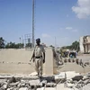 Nhân viên an ninh điều tra tại hiện trường một vụ đánh bom ở Mogadishu, Somalia ngày 22/12. (Ảnh: AFP/TTXVN)