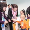 Chủ tịch Quốc hội Nguyễn Thị Kim Ngân tặng quà các bệnh nhân nhi đang điều trị tại bệnh viện. (Ảnh: Trọng Đức/TTXVN)