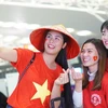 Cổ động viên Việt Nam hào hứng lên đường sang Dubai cổ vũ cho đội tuyển Việt Nam. (Ảnh: TTXVN phát)