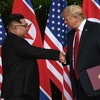 Tổng thống Mỹ Donald Trump (phải) và Nhà lãnh đạo Triều Tiên Kim Jong-un trong cuộc gặp thượng đỉnh lịch sử ở Singapore ngày 12/6/2018. (Ảnh: AFP/TTXVN)