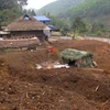 Phóng viên bị truy đuổi khi tác nghiệp tại khu đồi bị đào bới tan hoang để khai thác khoáng sản trái phép tại thôn Tân Tiến, xã Lương Thiện (Tuyên Quang). (Ảnh: Văn Tý/TTXVN)