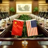 Quốc kỳ Trung Quốc (trái) và quốc kỳ Mỹ tại một hội nghị. (Ảnh: Reuters/TTXVN)