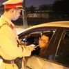 Lực lượng công an kiểm tra nồng độ cồn đối với lái xe trên đường Lê Đại Hành, thành phố Ninh Bình. (Ảnh: Ninh Đức Phương/TTXVN)