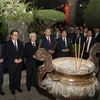 Tổng Bí thư, Chủ tịch nước Nguyễn Phú Trọng và các đại biểu dâng hương tại đền Quán Thánh, quận Ba Đình. (Ảnh: Trí Dũng/TTXVN)