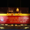 Chuyến hàng đầu xuân Kỷ Hợi 2019 tại cảng Cát Lái đêm Giao thừa. (Ảnh:Hoàng Hải/TTXVN)