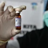 Nhân viên y tế chuẩn bị vắcxin tiêm phòng sởi ở trạm y tế Banda Aceh, tỉnh Aceh (Indonesia) ngày 19/9/2018. (Ảnh: AFP/TTXVN)