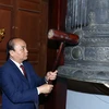 Thủ tướng Nguyễn Xuân Phúc thỉnh chuông tại Lễ kỷ niệm. (Ảnh: Thống Nhất/TTXVN)