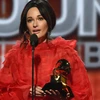 Nữ ca sỹ Kacey Musgraves nhận giải thưởng. (Nguồn: Grammy)