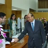 Thủ tướng Nguyễn Xuân Phúc đến thăm, chúc Tết cán bộ, viên chức, người lao động Ngân hàng Chính sách xã hội trong ngày làm việc đầu tiên của Xuân Kỷ Hợi 2019. (Ảnh: Thống Nhất/TTXVN)