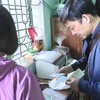 Lực lượng công an khám xét khẩn cấp nhà cậu ruột của Vương Văn Hùng. (Ảnh: TTXVN phát)