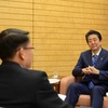 Tổng giám đốc Nguyễn Đức Lợi tặng quà lưu niệm cho Thủ tướng Nhật Bản Shinzo Abe tại buổi gặp và phỏng vấn Thủ tướng Nhật Bản, sáng 15/2/2019, tại Thủ đô Tokyo. (Ảnh: Thành Hữu/TTXVN)