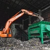 Dù hàng ngàn tấn rác vẫn tiếp tục ùn ứ nhưng Nhà máy xử lý rác thải thành phố Cà Mau vẫn chỉ hoạt động theo kiểu chây ỳ. (Ảnh: Huỳnh Thế Anh/TTXVN)