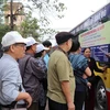 Du khách xếp hàng lên xe buýt du lịch miễn phí tại điểm đón thành phố Bắc Ninh. (Ảnh: Diệp Trương/TTXVN)