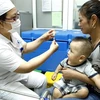Các cơ sở tiêm chủng dịch vụ cần tư vấn cho người dân nên tiêm phòng sởi mũi 1 ở thời điểm trẻ đủ 9 tháng tuổi. (Ảnh minh họa: Dương Ngọc/TTXVN)