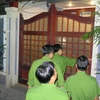 Cơ quan chức năng khám nhà một số cá nhân liên quan đến Vũ “nhôm” (Ảnh: Nguyễn Sơn/TTXVN)