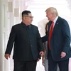 Chủ tịch Triều Tiên Kim Jong-un (trái) trong cuộc gặp thượng đỉnh với Tổng thống Mỹ Donald Trump tại Singapore ngày 12/6/2018. (Ảnh: EPA/TTXVN)