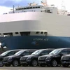 Xe Mercedes Benz chuẩn bị được chuyển lên tàu container ở cảng Bremerhaven, miền Bắc nước Đức. (Ảnh: AFP/ TTXVN)