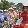 Thiếu nữ Hà Nội trong trang phục áo dài truyền thống. (Ảnh: Thanh Hà/TTXVN)