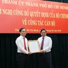 Đồng chí Phạm Minh Chính, Trưởng Ban Tổ chức Trung ương trao quyết định của Bộ Chính trị cho đồng chí Trần Lưu Quang. (Ảnh: Anh Tuấn/TTXVN)