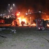 Xe ôtô bị đốt cháy trong vụ đánh bom ở Mogadishu, Somalia, ngày 28/2. (Ảnh: AFP/TTXVN)