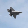 Máy bay F-35 của Tập đoàn sản xuất máy bay Mỹ Lockheed Martin bay trình diễn tại buổi tổng duyệt trước ngày khai mạc triển lãm hàng không quốc tế Paris ở Le Bourget, Pháp tháng 6/2017. (Ảnh: AFP/ TTXVN)