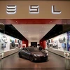 Ôtô của hãng Tesla được giới thiệu tại cửa hàng ở Miami, Florida, Mỹ. (Ảnh: AFP/ TTXVN)