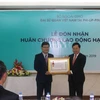 Phó Thủ tướng, Bộ trưởng Ngoại giao Phạm Bình Minh trao Huân chương cho Đại sứ Việt Nam tại Philippines Lý Quốc Tuấn. (Ảnh: Việt Dũng/Vietnam+)