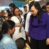 Bộ trưởng Bộ Y tế Nguyễn Thị Kim Tiến thăm hỏi người dân đi khám bệnh tại Bệnh viện Nhi đồng 1 Thành phố Hồ Chí Minh. (Ảnh: Đinh Hằng/TTXVN)
