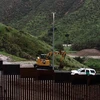 Lực lượng tuần tra biên giới Mỹ làm nhiệm vụ tại khu vực bức tường biên giới Mỹ-Mexico nhìn từ Tijuana, bang Baja California, Mexico ngày 14/2/2019. (Ảnh: AFP/TTXVN)