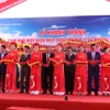 Phó Thủ tướng Thường trực Chính phủ Trương Hòa Bình cắt băng khánh thành Cụm công trình Nhà máy điện mặt trời Srêpốk 1 và Quang Minh. (Ảnh: Anh Dũng/TTXVN)