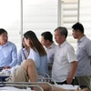 Lãnh đạo tỉnh đến thăm hỏi các nạn nhân đang cấp cứu tại bệnh viện đa khoa tỉnh Bình Thuận. (Ảnh: Nguyễn Thanh/TTXVN)