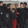 Cảnh sát áp giải Siti Aisyah (giữa) tới tòa án ở ngoại ô Kuala Lumpur, Malaysia ngày 14/12/2018. (Ảnh: AFP/ TTXVN)