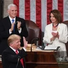 Chủ tịch Hạ viện Mỹ Nancy Pelosi (phải) tại buổi đọc thông điệp quốc gia của Tổng thống Mỹ Donald Trump (phía trước) ở Quốc hội Mỹ ngày 5/2/2019. (Ảnh: AFP/ TTXVN)