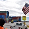 Hàng container từ tàu COSCO của Trung Quốc được dỡ xuống cảng Long Beach ở Los Angeles, Mỹ ngày 27/2/2019. (Ảnh: THX/TTXVN)