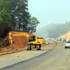 Các đơn vị thi công dự án đường cao tốc Bắc Giang-Lạng Sơn đẩy nhanh tiến độ thi công đảm bảo đúng tiến độ. (Ảnh: Thái Thuần/TTXVN)