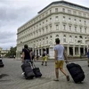 Khách du lịch tới thủ đô La Habana, Cuba. (Ảnh: AFP/TTXVN)