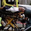Chuyển nạn nhân bị thương tại hiện trường vụ nổ súng ở Christchurch, New Zealand, ngày 15/3/2019. (Ảnh: Reuters/ TTXVN)