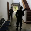 Cảnh sát gác tại văn phòng một tổ chức phi chính phủ ở Managua, Nicaragua ngày 15/12/2018. (Ảnh: AFP/ TTXVN)