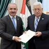 Tổng thống Palestine Mahmud Abbas (phải) trao quyết định bổ nhiệm Thủ tướng cho ông Mohammad Shtayyeh ngày 10/3/2019. (Ảnh: REUTERS/TTXVN)
