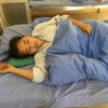 Cháu bé được cấp cứu tại Bệnh viện Đa khoa huyện Mộc Châu, tỉnh Sơn La. (Ảnh: TTXVN phát)