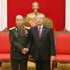 Thường trực Ban Bí thư Trần Quốc Vượng tiếp Thứ trưởng Bộ Quốc phòng Lào Thongloi Silivong. (Ảnh: Phương Hoa/TTXVN)