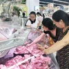 Khách hàng mua thịt lợn tại Thành phố Hồ Chí Minh. (Ảnh: Mỹ Phương/TTXVN)
