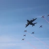 Đội hình máy bay ném bom và máy bay cường kích được trình diễn trong lễ khai mạc. (Ảnh: Hà Ngọc/TTXVN)