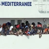 Tàu chở người di cư được cứu trên biển Địa Trung Hải cập cảng ở Catania, Italy ngày 21/3/2017. (Nguồn: AFP/TTXVN)