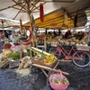 Người dân mua sắm tại một khu chợ ở Rome, Italy. (Ảnh: AFP/TTXVN)