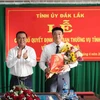 Bí thư Tỉnh ủy Đắk Lắk Ê Ban Y Phu (trái) trao Quyết định của Ban thường vụ Tỉnh ủy chỉ định bổ sung ông Từ Thái Giang giữ chức Bí Thư Thành ủy Buôn Ma Thuột, nhiệm kỳ 2015-2020. (Ảnh: Phạm Cường/TTXVN)