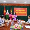 Bà Đoàn Thị Thanh Huyền, Trưởng Ban Tổ chức Tỉnh ủy (trái) trao Quyết định bổ nhiệm Phó Trưởng Ban Nội chính Tỉnh ủy Thừa Thiên - Huế cho bà Đặng Thị Mỹ Ngọc. (Ảnh: Quốc Việt/Vietnam+)