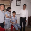 Sở Giáo dục và Đào tạo Nghệ An thăm hỏi, động viên em Lê Vũ T.K, học sinh bị thương tích ở Trường Tiểu học Cửa Nam 1. (Ảnh: Bích Huệ/TTXVN)