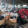 Hàng trăm tấn chất thải công nghiệp được đổ trộm vào khu nhà xưởng của ông Tuấn. (Ảnh: Sỹ Tuyên/TTXVN)